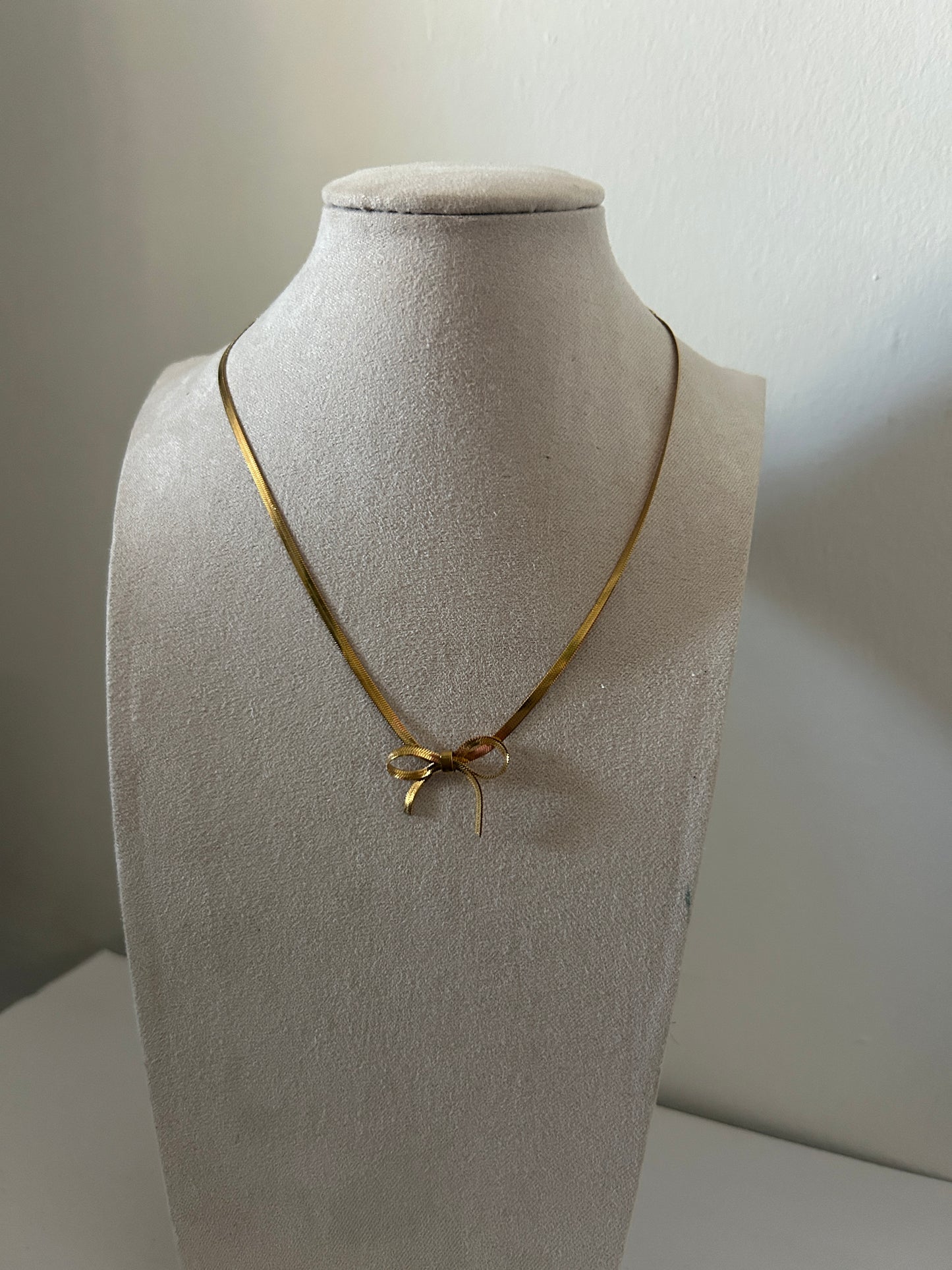 Bow necklace